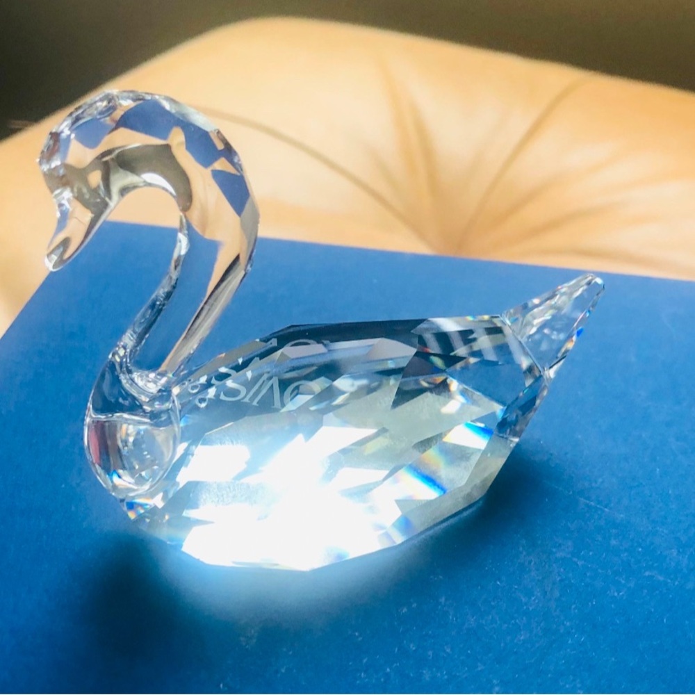 Swarovski Crystal Swan medium size — Mint w/ Original Box & Certificate — A 9100